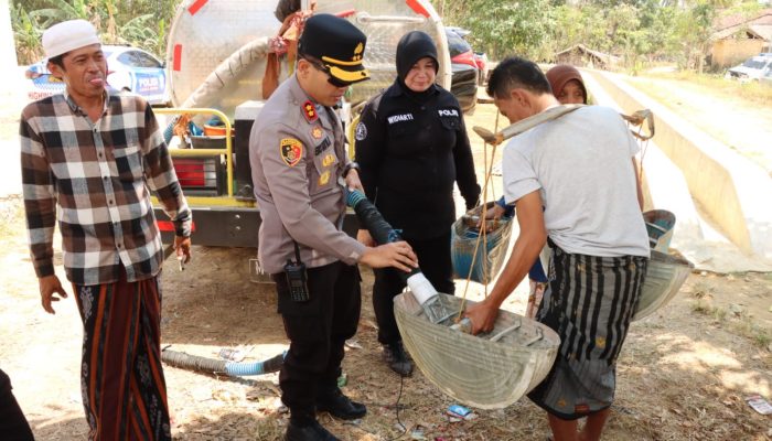 Polri Peduli, Air Bersih Persembahan Polres Sumenep untuk Warga Pasongsongan