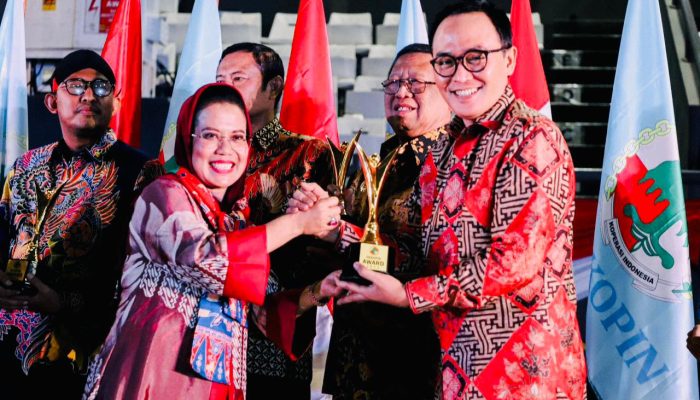 Mas Tamam Raih Penghargaan Sebagai Tokoh Pembina Koperasi Terbaik