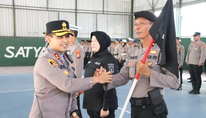 Kapolres Sumenep berikan Reward dan Punishment kepada Personel serta Penyerahan Ranmor Dinas Si Humas