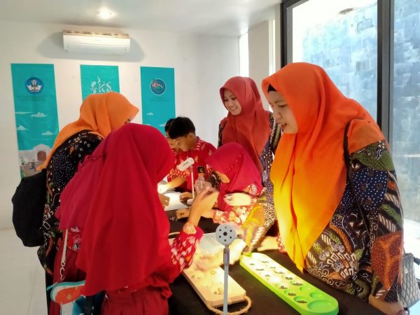 Amaen Pole e Taneyan, FKS 2023 Kenalkan Permainan Tradisional Hingga launching Mini Album Jung-Kejungan Anak Madura