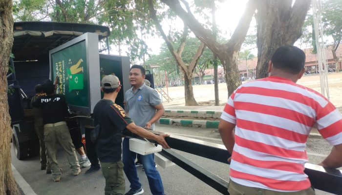 Tak kantongi izin, 15 Neon Box Papan Iklan dibongkar Satpol PP Pamekasan