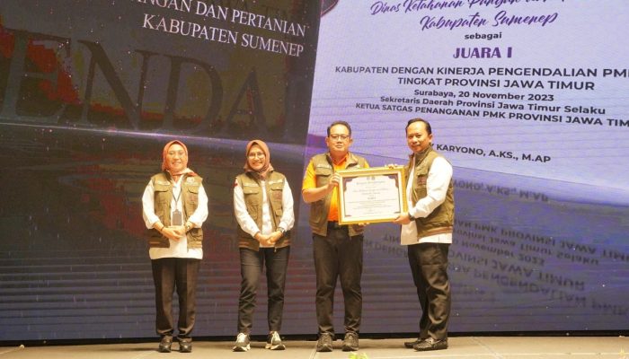 Pemprov Jatim Beri Penghargaan DKPP Sumenep atas Pengendalian Virus PMK