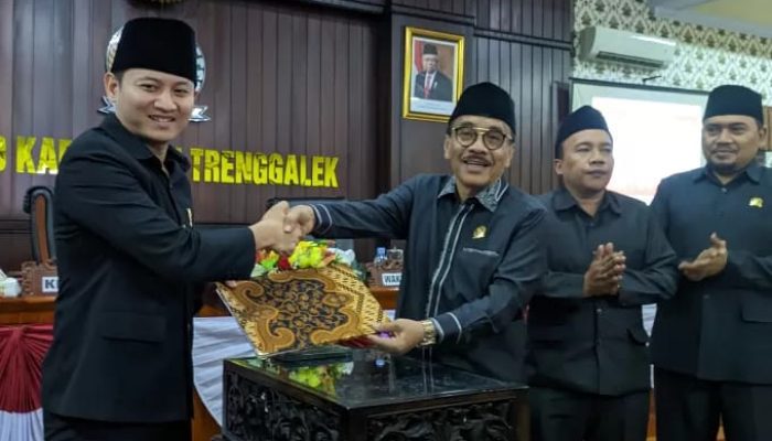 Ketua DPRD dan Bupati Trenggalek Menyepakati Hasil Rapat Paripurna Akhir 2023