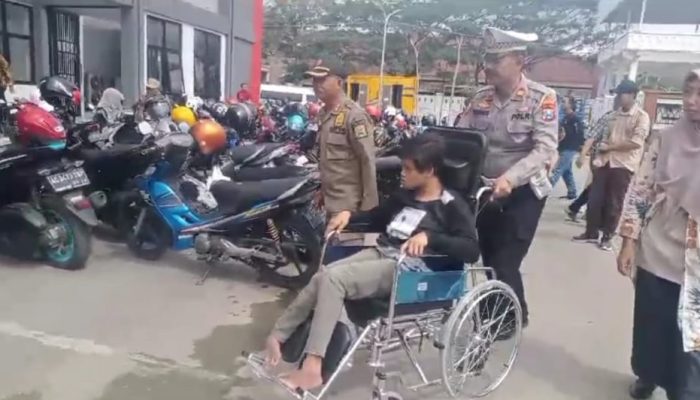 Polisi Pro Aktif Bantu Penyandang Disabilitas dalam Peringatan HDI di Kabupaten Trenggalek