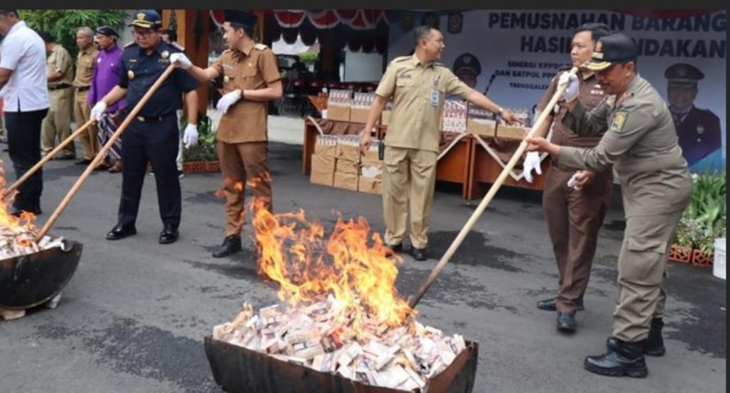 Rugikan Negara, Petugas Gabungan Satpol PP Kabupaten Trenggalek Musnahkan Rokok Tanpa Pita Cukai