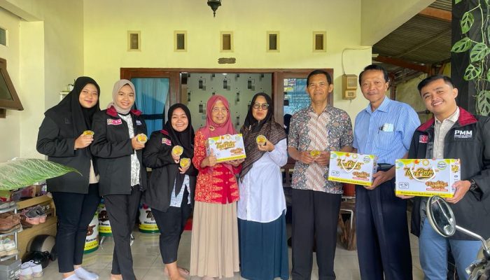 Pendampingan Pembuatan Laporan Keuangan Sederhana Oleh Mahasiswa Akuntansi UMM Pada UMKM Minuman Beras Kencur “TIGA PUTRI” di Desa Ngabab