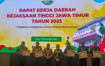 Kajari Sumenep Terima Penghargaan dari Kajati Jatim, Penyelesaian Perkara RJ Tertinggi Nomor 3 Tahun 2023