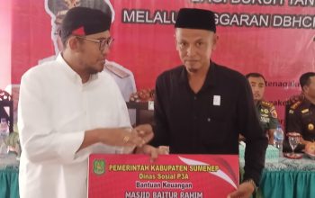 Buruh dan Petani Tembakau di Sumenep Terima Kartu Peserta Jamsostek dari Bupati Achmad Fauzi