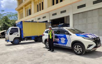 Personel Kepolisian Kawal Ketat Datangnya Surat Suara Pemilu DPR RI dan DPRD Jatim di Kabupaten Trenggalek