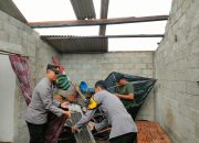 Polsek Campurdarat Datangi TKP Bencana Alam Angin Puting Beliung di Desa Wates, Tulungagung