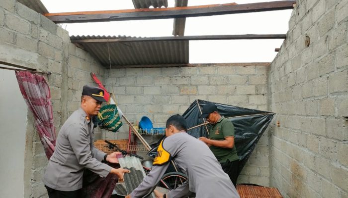 Polsek Campurdarat Datangi TKP Bencana Alam Angin Puting Beliung di Desa Wates, Tulungagung