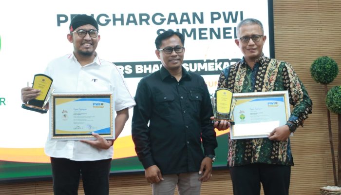 HPN 2024 Bupati Fauzi dan Direktur BPRS Bhakti Sumekar Terima Penghargaan