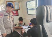 Anak-anak Bantaran Sungai Das Kumai Rutin Kunjungi KMH KP XVIII 2004 Sebagai Alternatif Tempat Belajar