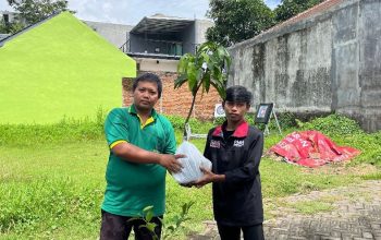 PMM UMM Kelompok 13 Gelombang 6 Melakukan Penanaman Pohon Mangga Bersama Masyarakat Rt.08, Desa Merjosari, Kota Malang