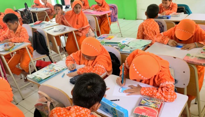 Keseruan PMM UMM Kelompok 4 dan Siswa SDN Tunggulwulung 3 dalam Membuat Celengan Kreatif