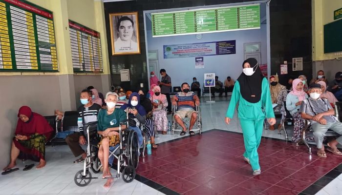 Pasien di RSUD dr Soedomo Trenggalek Mengantri Nunggu Siapkan Dokter dan Ruang Perawatan Khusus di Poliklinik Rawat Jalan