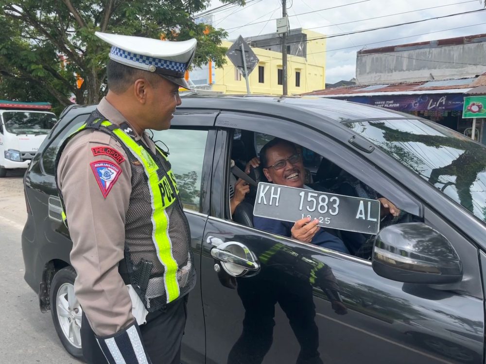 Secara Humanis, Personel Operasi Keselamatan Telabang Tegur Pengendara Tak Pakai Helm dan Melawan Arus