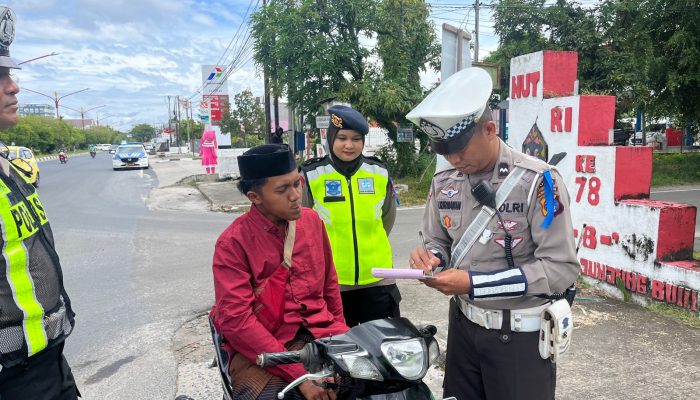 Secara Humanis, Personel Operasi Keselamatan Telabang Tegur Pengendara Tak Pakai Helm dan Melawan Arus