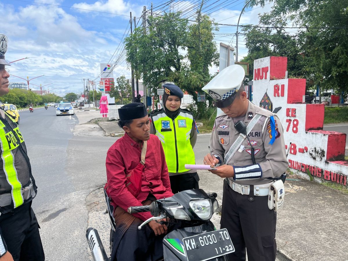 Secara Humanis, Personel Operasi Keselamatan Telabang Tegur Pengendara Tak Pakai Helm dan Melawan Arus