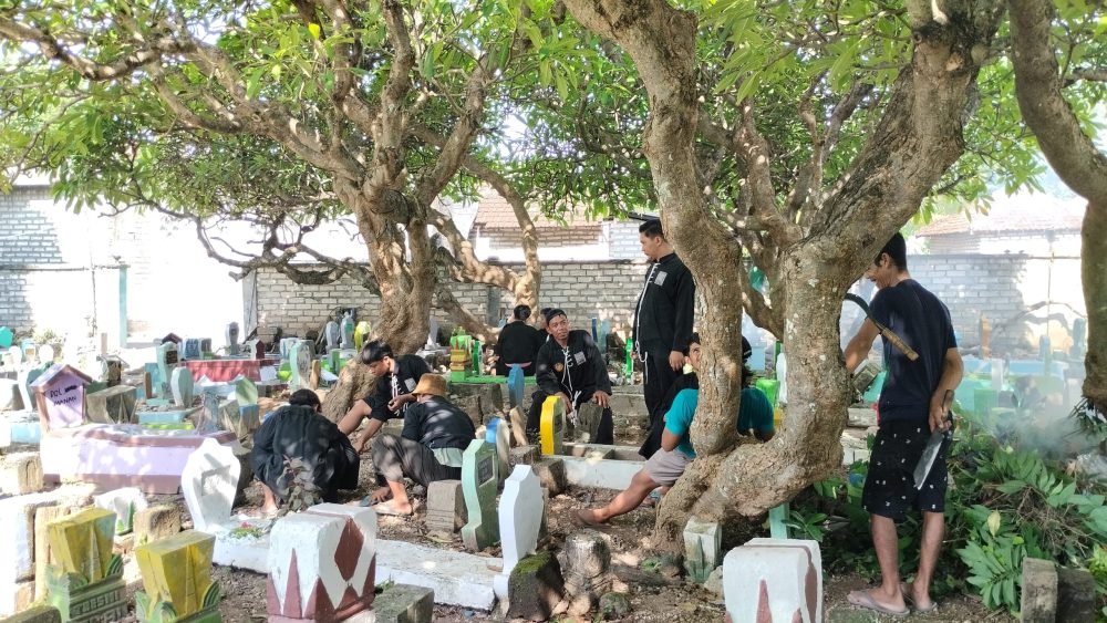 Jelang Ramadhan, PSHT Rayon Kemantren Lamongan Gelar Bakti Sosial Bersih-bersih Makam Desa