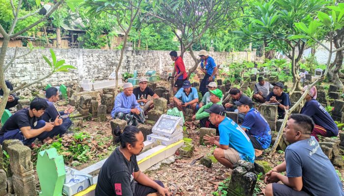 Ansor Kemantren Lamongan Rawat Tradisi Babat Makam Desa Menjelang Bulan Ramadhan