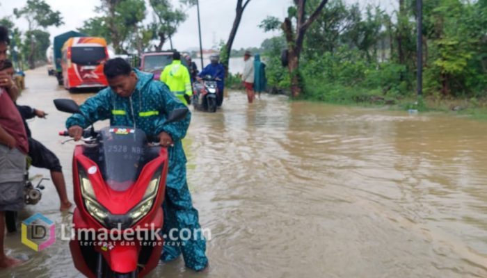 Banjir Menggenangi Jalan Nasional di Sampang, Arus Lalu Lintas Terganggu
