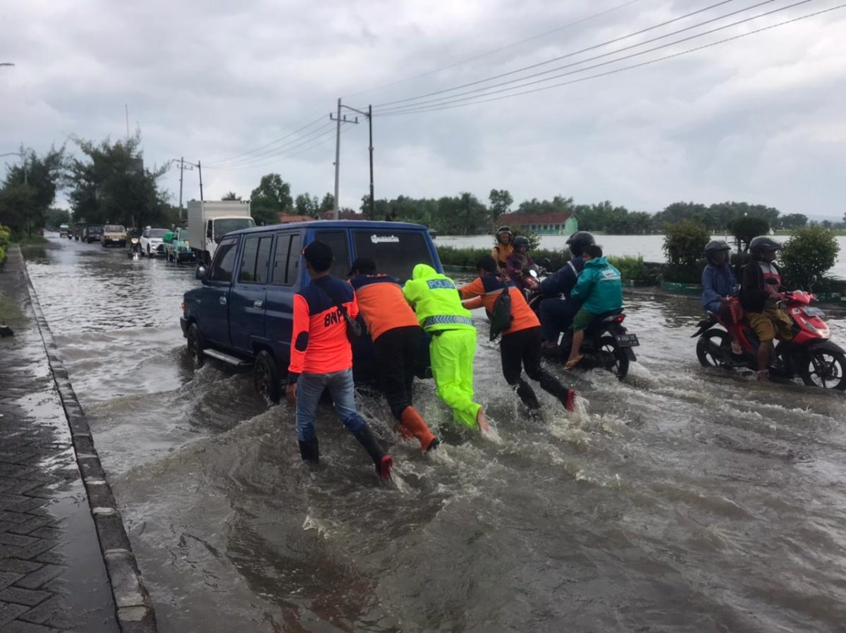 Diguyur Hujan Sejak Awal Ramadhan, Jalan Nasional di Sumenep Mulai Banjir BPBD Turun Lapangan