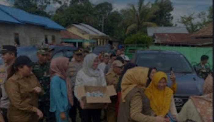 Kadis PUBM Dampingi Bupati Musi Rawas Memberikan Bantuan Kepada Korban Banjir