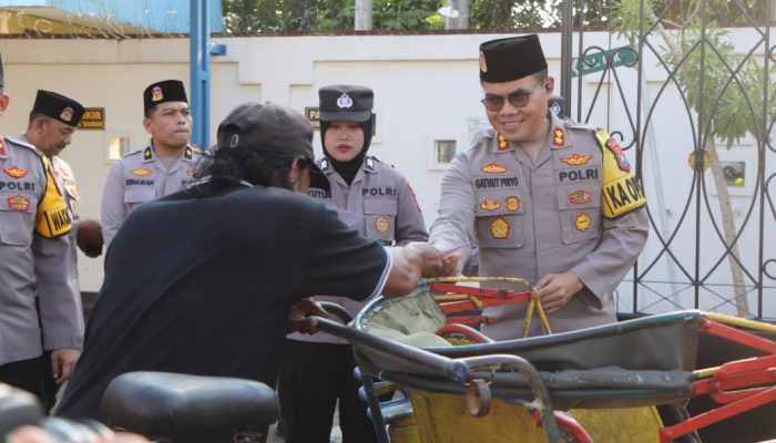 Polres Trenggalek Beri Santunan Ratusan Tukang Becak dan Warga Tak Mampu Jelang Hari Raya Idul Fitri 1445 H