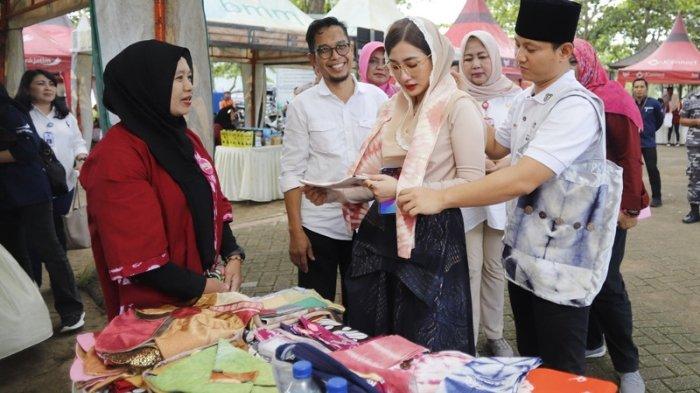 Bupati dan Ketua TP PKK Kabupaten Trenggalek, Novita Hardini Tinjau Stand Ekonomi Kreatif di Pantai Prigi