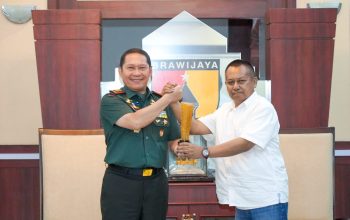 Mayjen TNI Rafael Terima Penghargaan Prapanca Award dari PWI Jatim