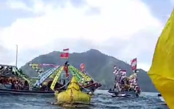 Ribuan Masyarakat Saksikan Upacara Adat Labuh Laut Larung Sembonyo di Pelabuhan Perikanan Prigi Trenggalek