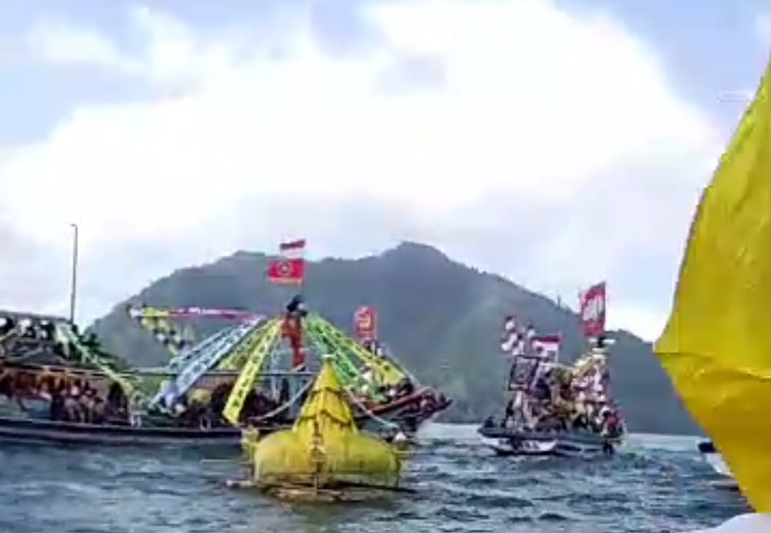 Ribuan Masyarakat Saksikan Upacara Adat Labuh Laut Larung Sembonyo di Pelabuhan Perikanan Prigi Trenggalek