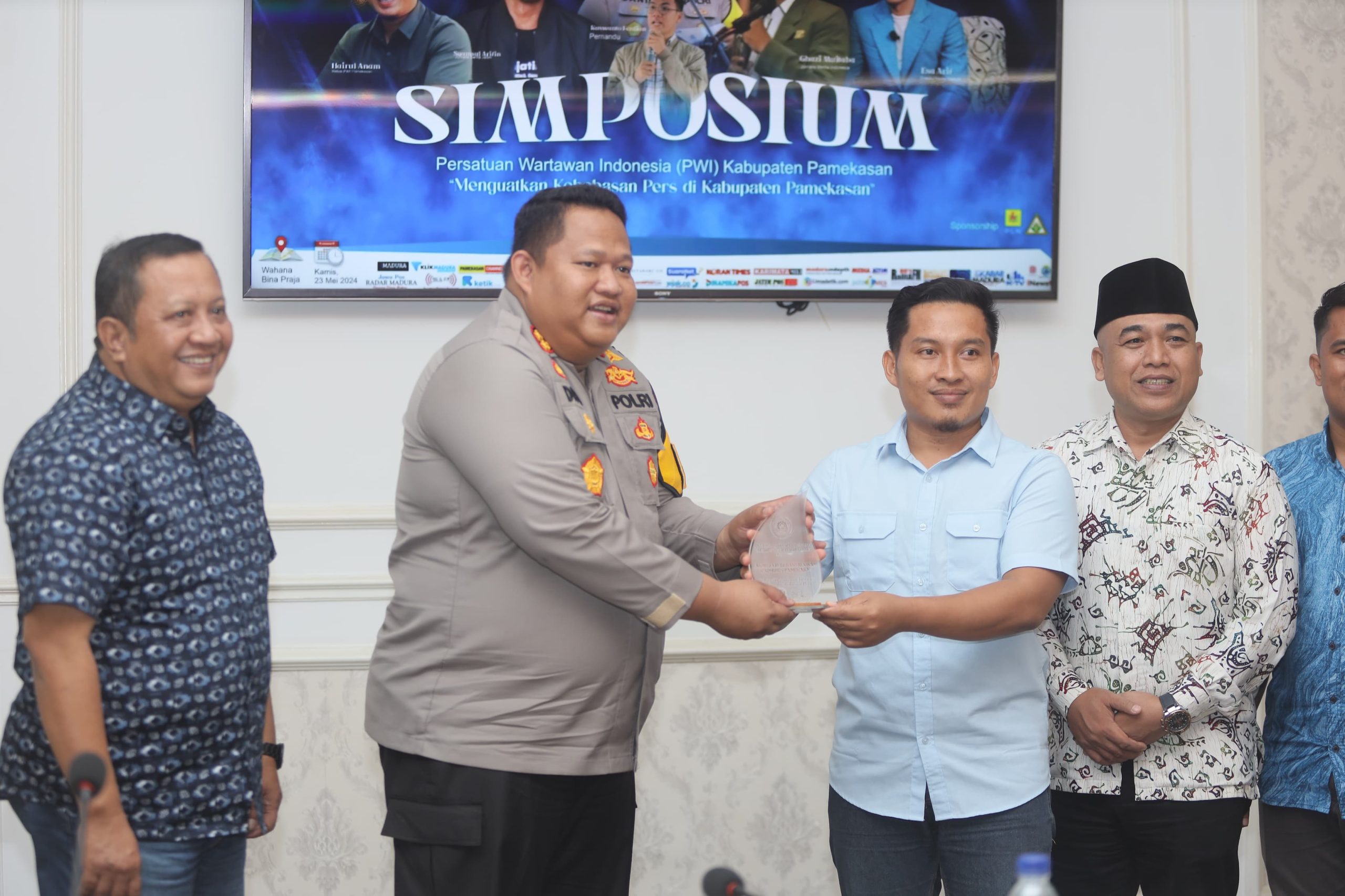 PWI Beri Penghargaan Kapolres Pamekasan sebagai Pejabat Publik Peduli Kebebasan Pers 1 IMG 20240523 WA0313 scaled