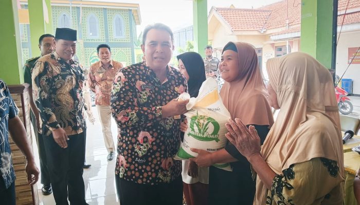 Dihadiri Plt Bupati Sidoarjo, Pemdes Wonokalang Salurkan Bantuan Pangan Beras 10 Kg Kepada 154 KPM