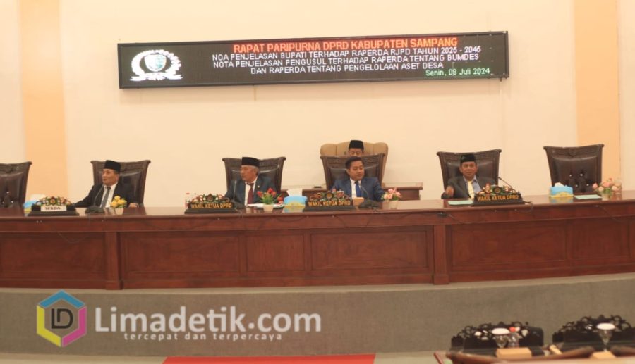 Gelar Paripurna DPRD Sampang Tentang Penyampaian Raperda RJPD 2025-2045</em> 1 Gelar Paripurna DPRD Sampang Tentang Penyampaian Raperda RJPD 2025-2045