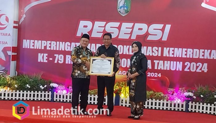 Resepsi HUT RI ke 79. Pj. Bupati Sampang Serahkan Penghargaan Untuk OPD Berprestasi