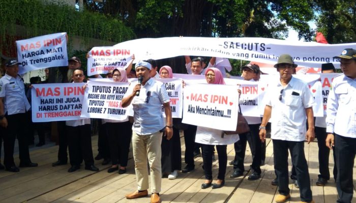 Massa dari Berbagai Aliansi Masyarakat Aksi Damai di Pendapa Manggala Praja Nugraha Trenggalek