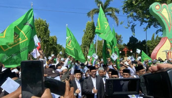 Ribuan Simpatisan Kawal Paslon Kiai Ali Fikri dan Kiai Unais Ali Hisyam Menuju Pendaftaran di KPU Sumenep