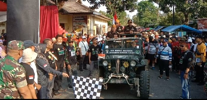 Mengolahragakan Masyarakat, Pemkab Bondowoso Gelar Gerak Jalan WIBOWO