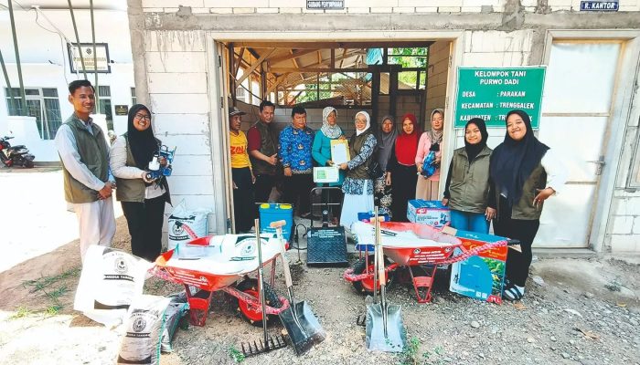 Tim PKM STKIP PGRI Trenggalek Serahkan alat Pertanian Kepada Kelompok Tani Purwodadi Desa Parakan Trenggalek