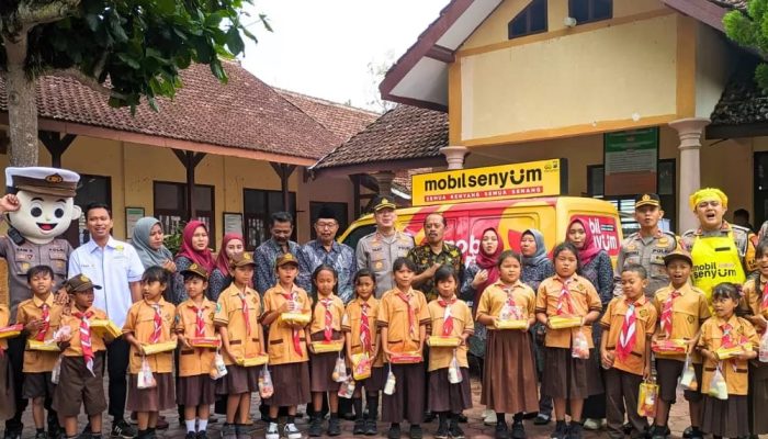 Polres Tulungagung Sukseskan Program Presiden RI Bagi-bagi Makanan Bergizi Gratis Kepada Siswa-Siswi SD