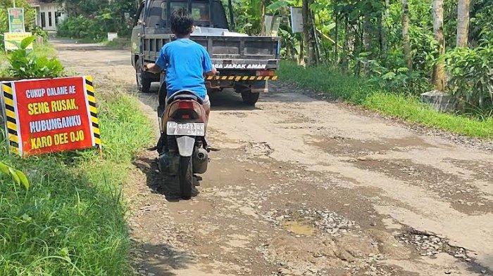 Warga Desa Senden Trenggalek, Pasang Sepanduk Protes Kerusakan Jalan Tak Kunjung Diperbaiki