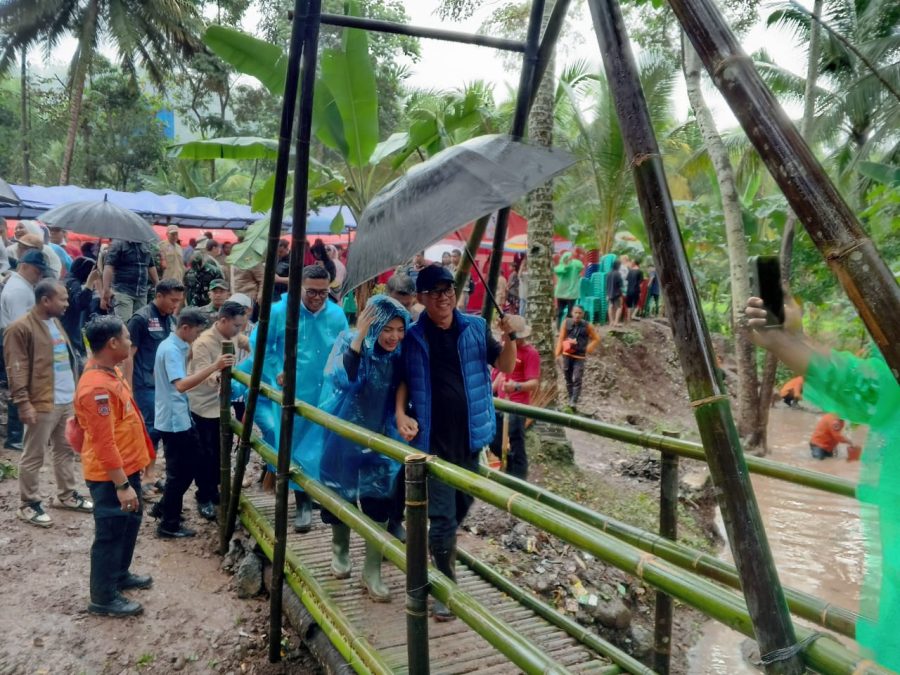 "Sepasang Kekasih” di Jembatan Baduy Kecil Pada Peringatan HKSN 2024