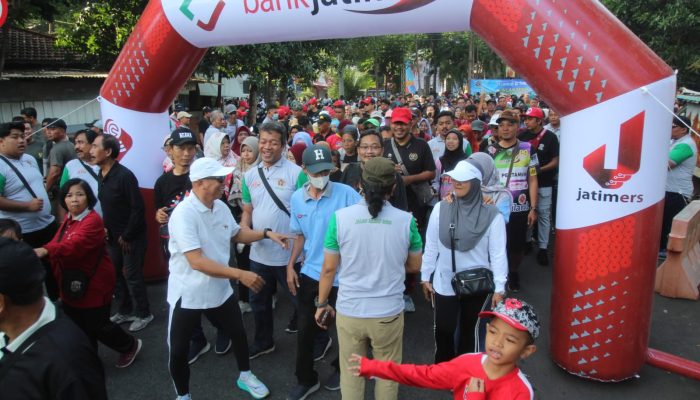 Peserta Rela Menunggu Undian Berjam-Jam, Jalan Sehat Bersama PWI Jatim Berlangsung Meriah