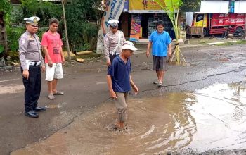 Satlantas Polres Trenggalek Pantau Jalan Rusak di Desa Wonoanti Kecamatan Gandusari