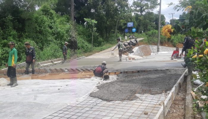 Warga Desa Nglurup Bersama Satgas TMMD ke-123 Bangun Rabat Beton di Kecamatan Sendang, Tulungagung