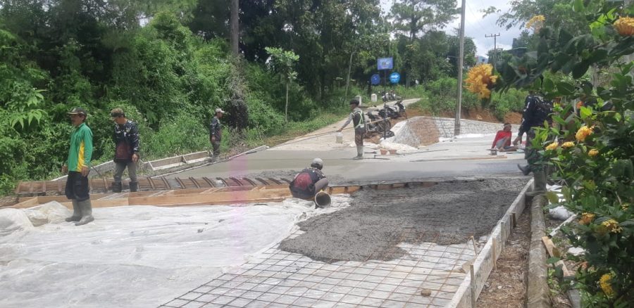 Warga Desa Nglurup Bersama Satgas TMMD ke-123 Bangun Rabat Beton di Kecamatan Sendang, Tulungagung