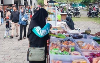 Warga Kabupaten Trenggalek Kunjungi Pasar Takjil di Pasar Pon dan Alun-alun