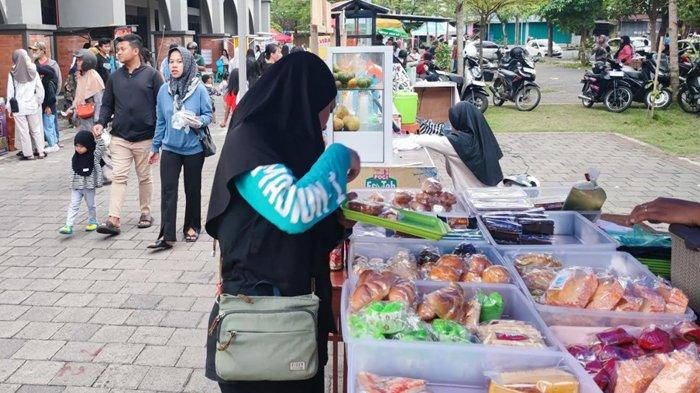 Warga Kabupaten Trenggalek Kunjungi Pasar Takjil di Pasar Pon dan Alun-alun